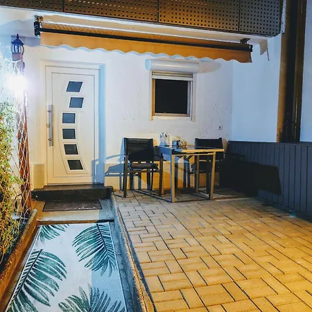 Liana Mit Blick Zur Burg *