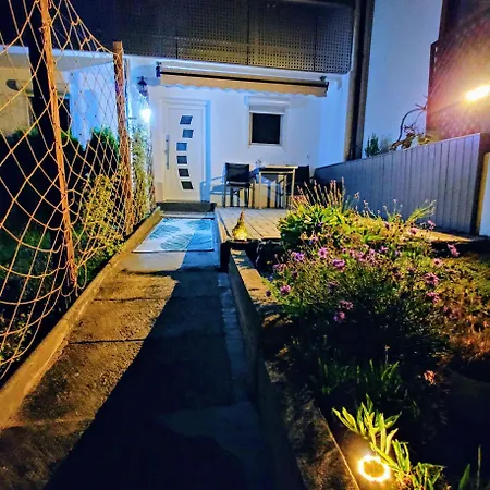 Liana Mit Blick Zur Burg Hechingen