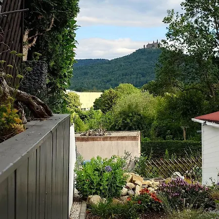 Liana Mit Blick Zur Burg *